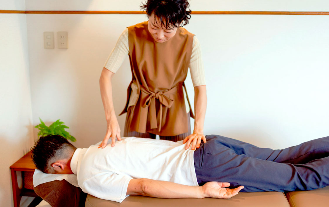 背面の施術（うつ伏せ〜軽擦〜施術）